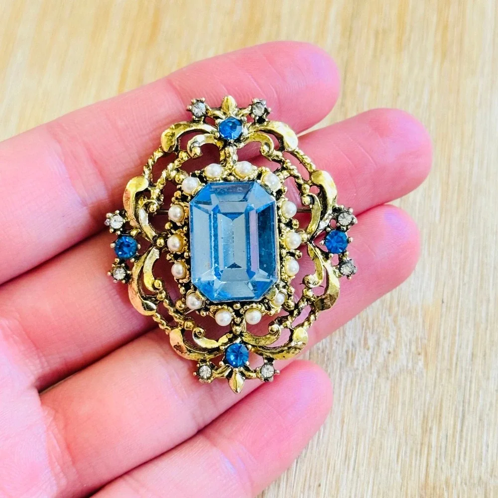 VTG Victorian Style Faux Aquamarine Brooch Pin Cabochon Pearl Filigree Regal 60s